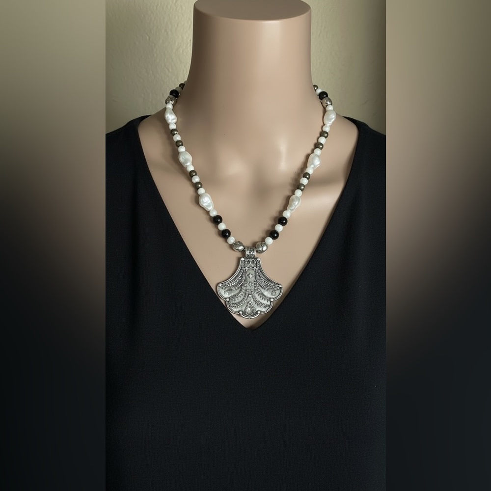 22 inch Pearl and Onyx bead Necklace NWOT
